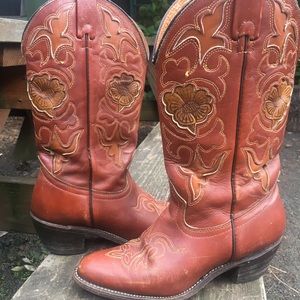 Chestnut brown cowgirl boots with rose inlay.